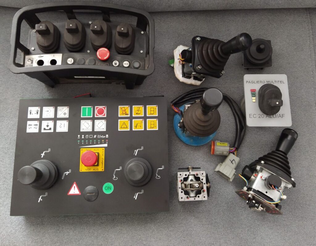 Pulpity sterownicze i joysticki